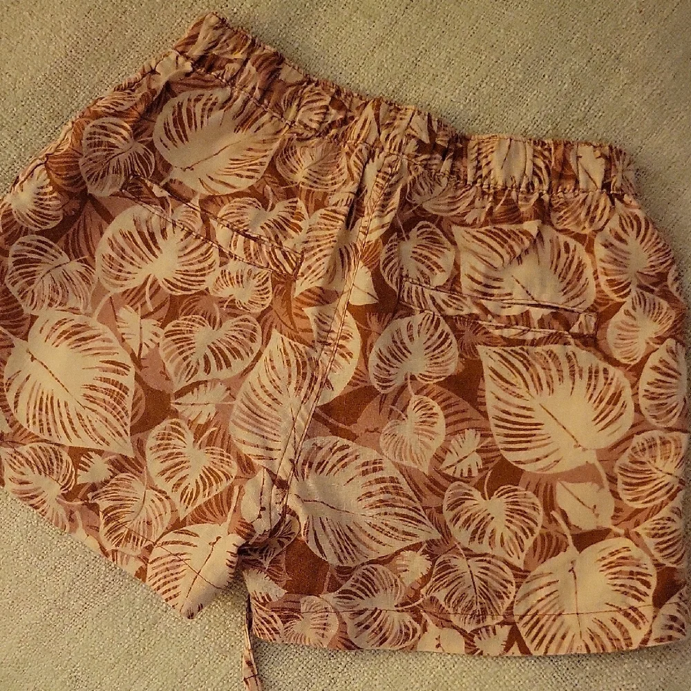 Bahari Linen Shorts with Leaf Pattern - Picture 6 of 7